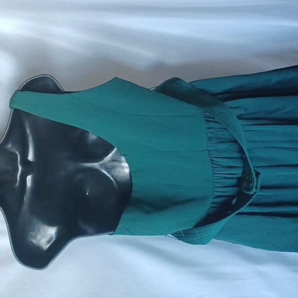 Vera Wang White Emerald Green Maxi Gown, one shoulder,  belted, front slit - Picture 6 of 12